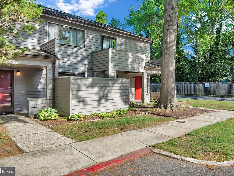 1052 Cedar Ridge Ct — Photo 2