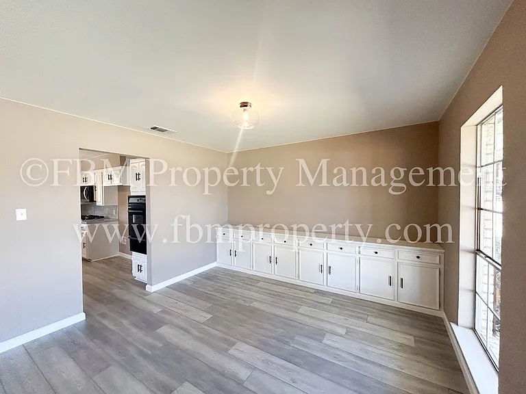 1005 Sunset Dr — Photo 8