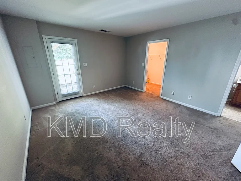 940 Tiger Ln — Photo 12