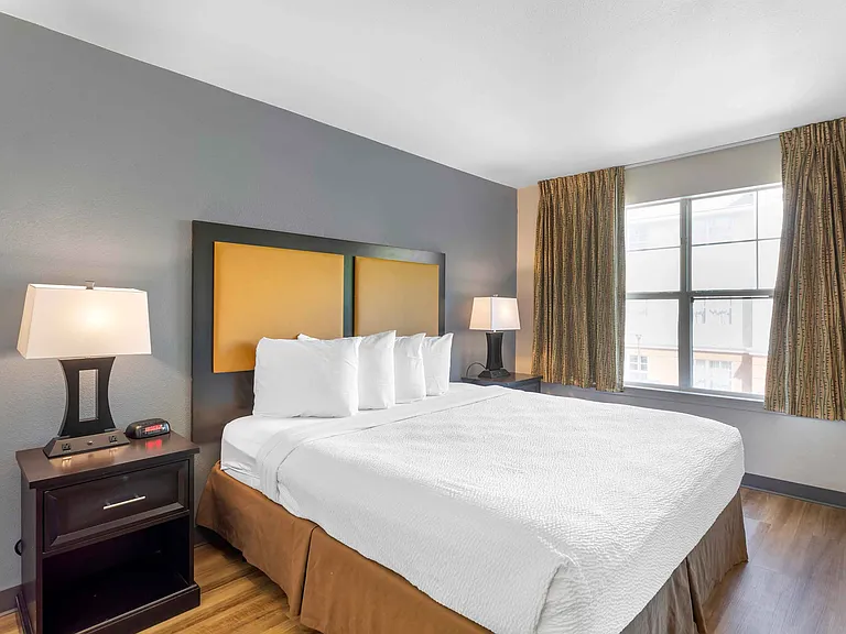 Deluxe Studio - 1 King Bed