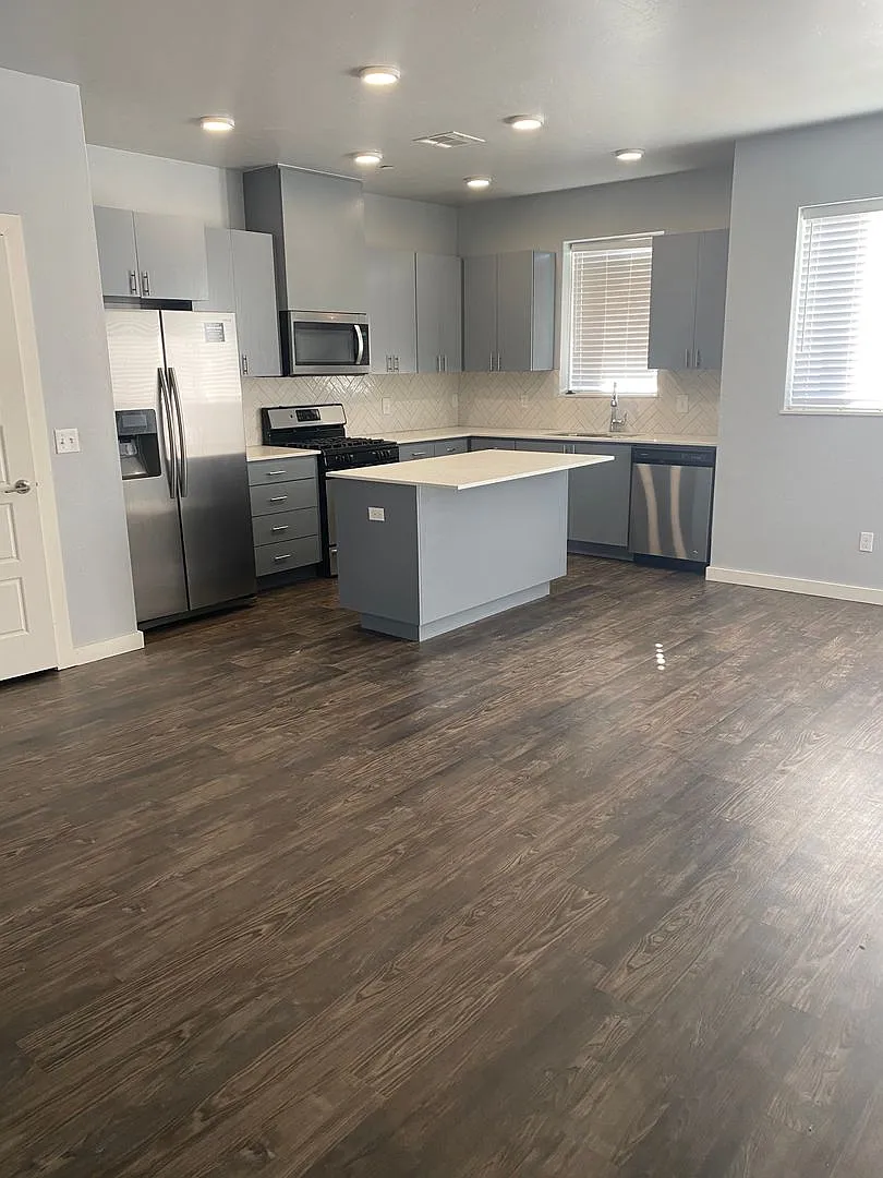 1/2 off 1st month 3 bedroom, 2.5 bathroom, 1 car garage, fenced backyard — Photo 3