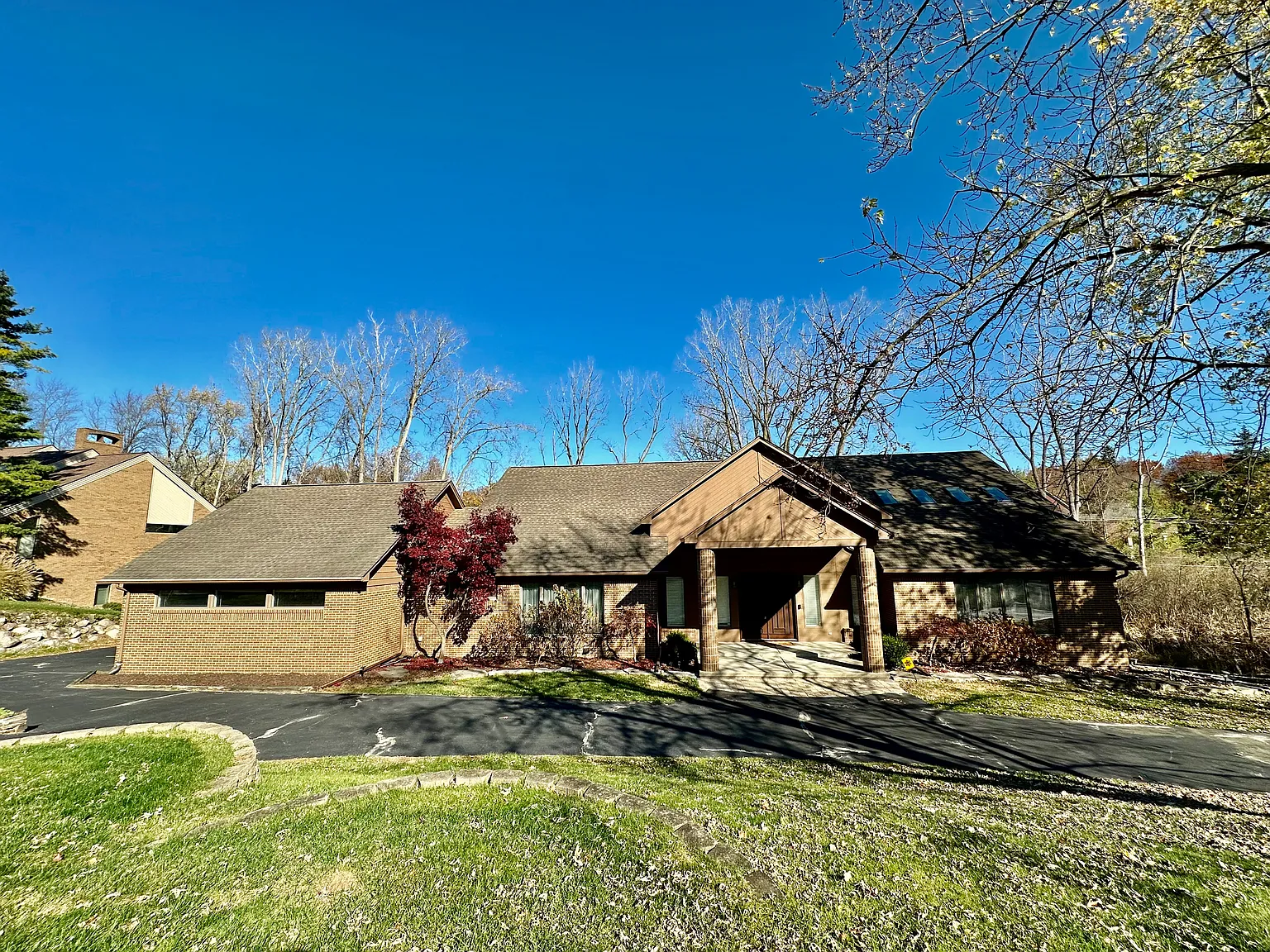 5 bed, 4920 sqft, $7,500 — Photo 1