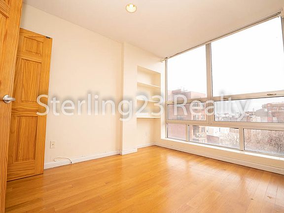 4th image of 25-15 Crescent St #3C