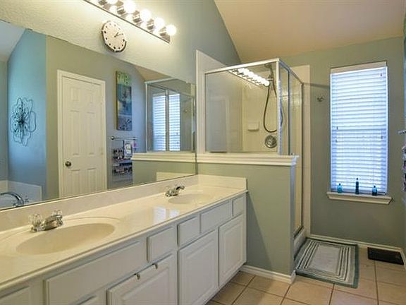 4th image of 2825 Glendale Way