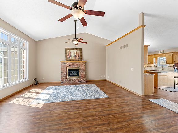 5th image of 220 Prairie Ridge Rd