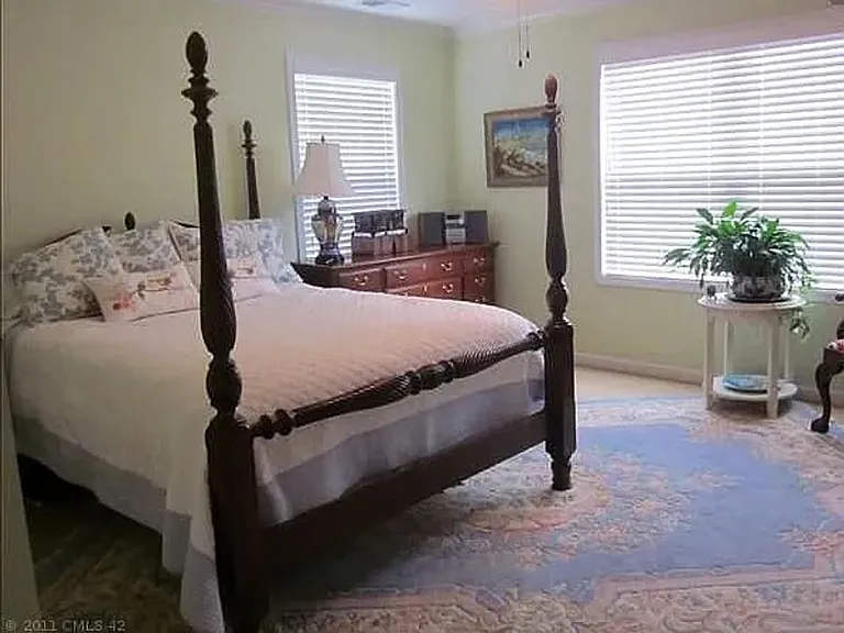 100 Taylors Hill Dr — Photo 2