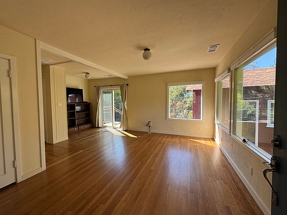 4th image of 527 Pineo Ave