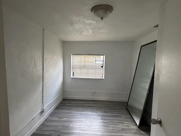 422 NW 7th Ter — Photo 11