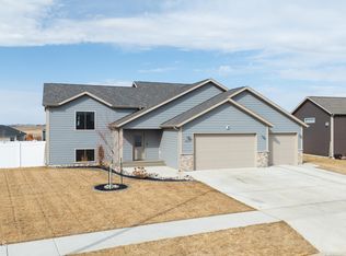 3427 Shamrock Loop, Dickinson, ND 58601