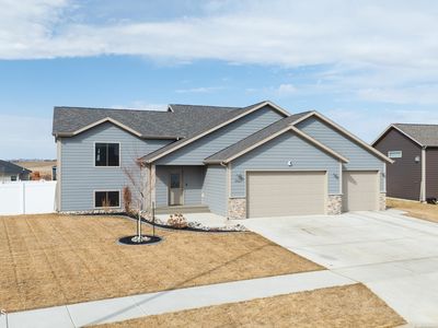 3427 Shamrock Loop, Dickinson, ND, 58601