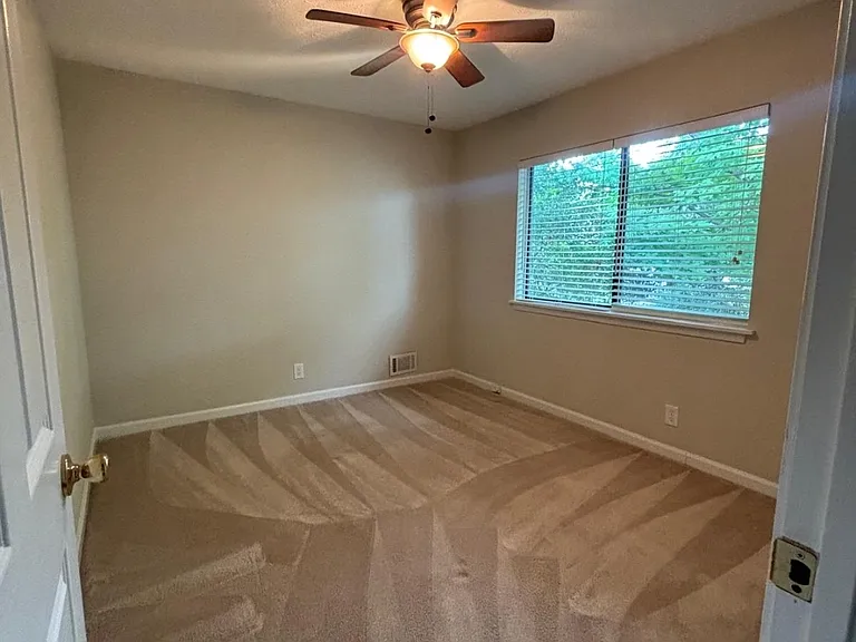 1019 Jonathan Ln — Photo 12