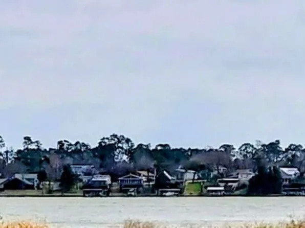 129 Lakeshore Dr N, Onalaska, TX 77360