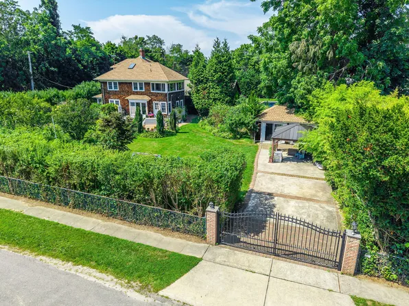 1025 9th St, Greenport, NY 11944