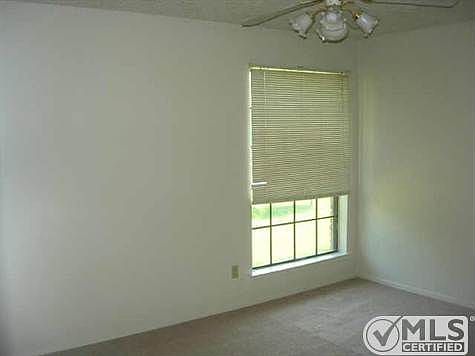 4th image of 504 E Denton Dr