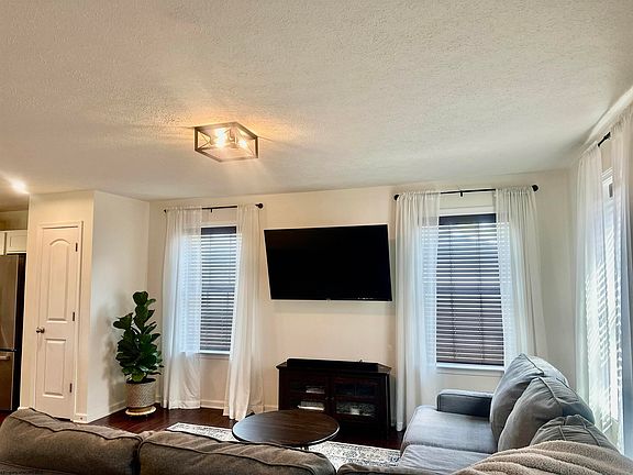 3rd image of 203 Black Oak Ln
