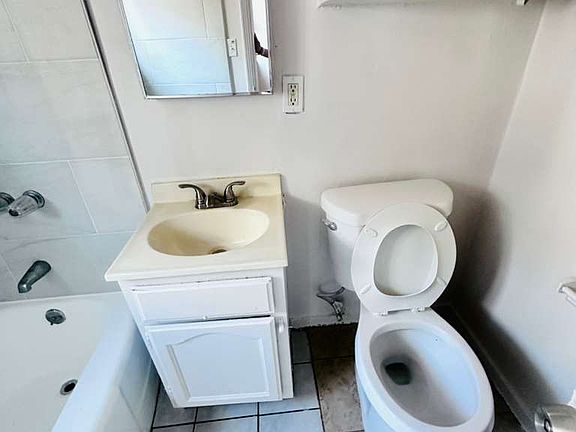 3rd image of 1868 Locust Ave APT 5