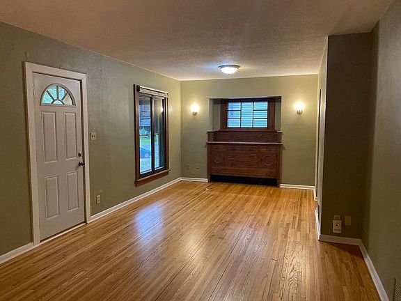 4th image of 2055 Fairmount Ave