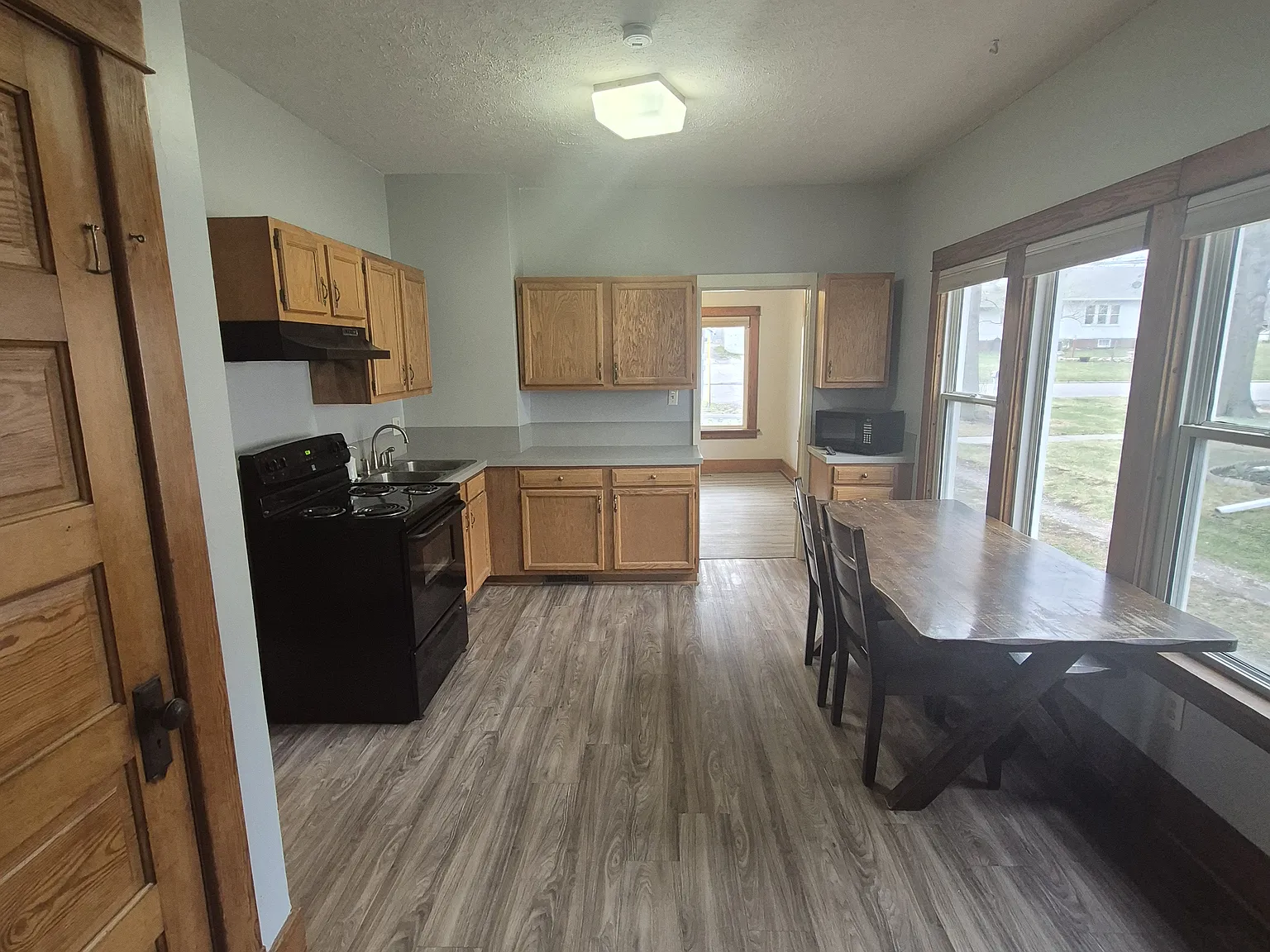 2 bed, 700 sqft, $1,600 — Photo 3