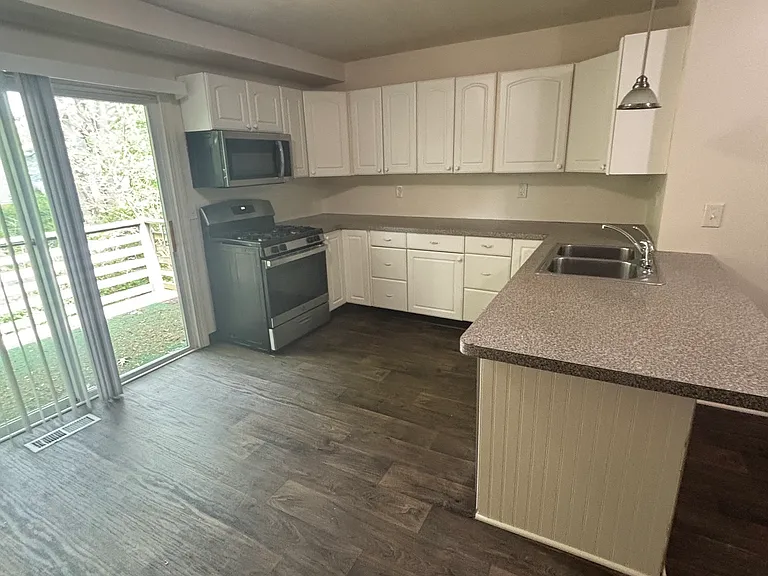5726 Ridgebrook Dr SE — Photo 2