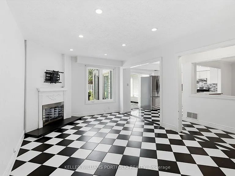 73 Jessica Gdns — Photo 15