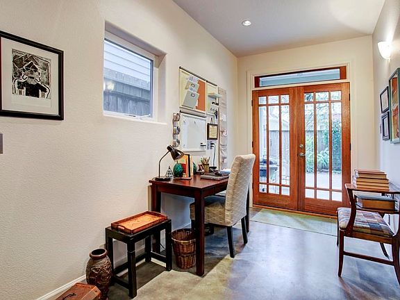 Spacious entry way leading to the backyard.