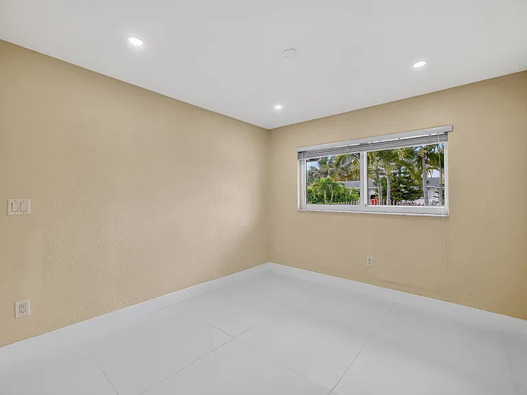 10363 SW 6th St — Photo 17