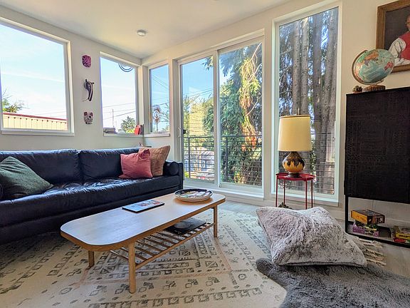 5th image of 1539 14th Ave S #A