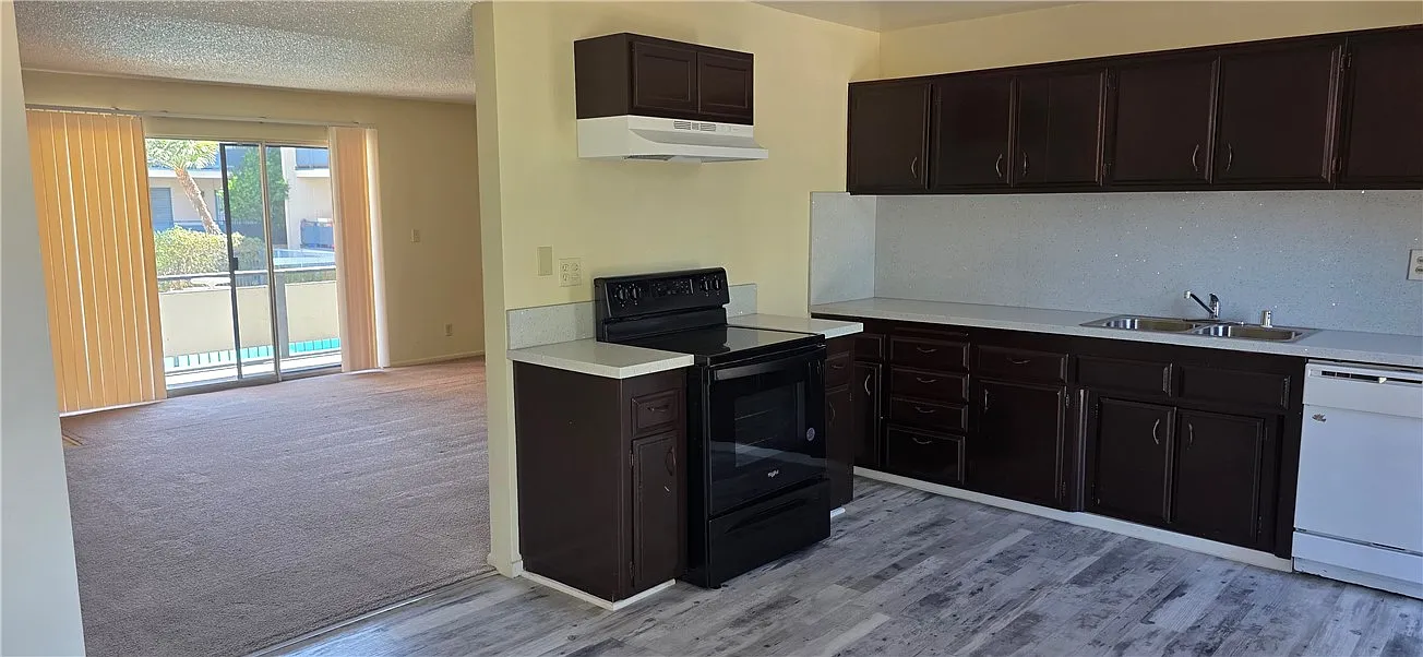 2 bed, 950 sqft, $1,650 — Photo 1