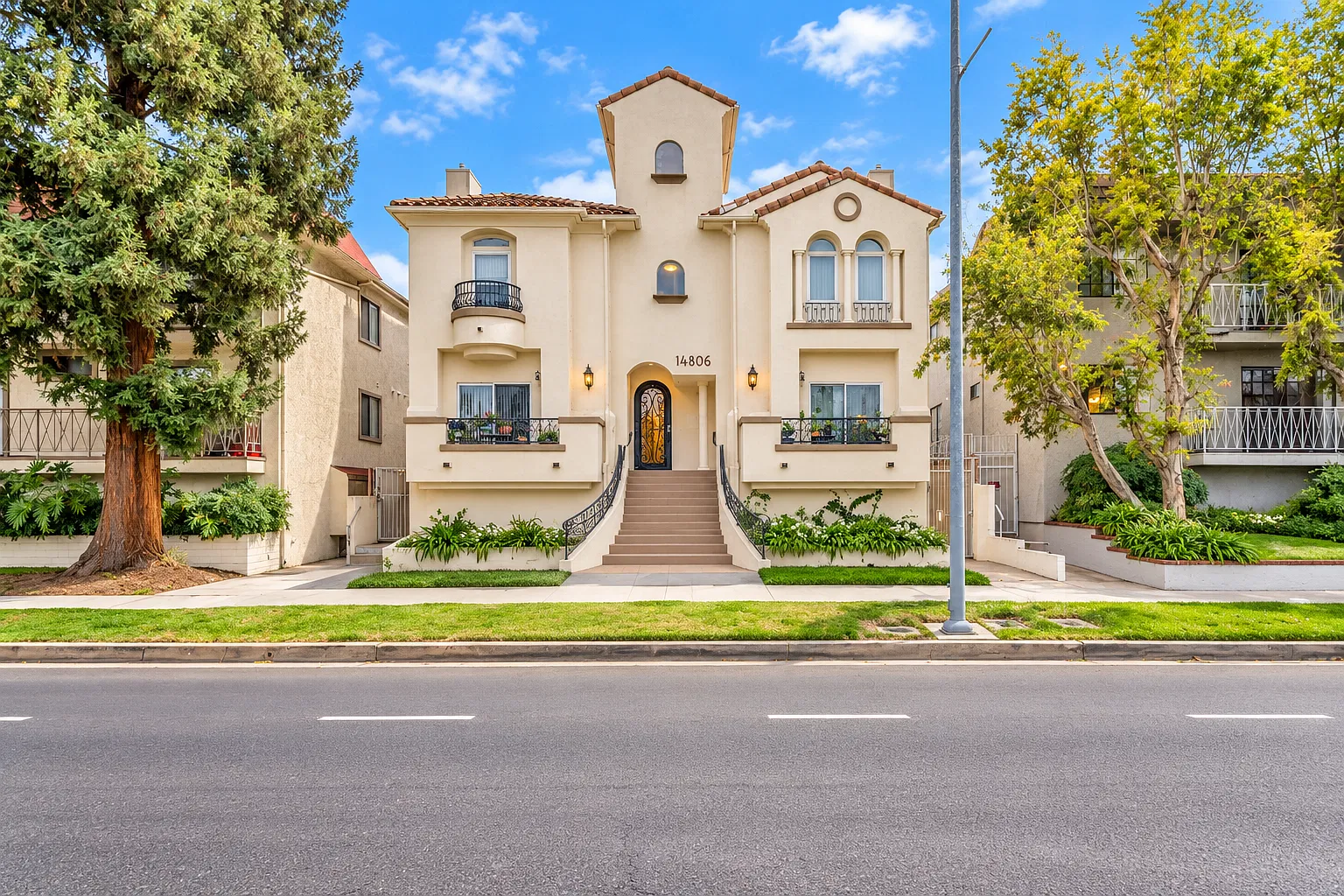 14806 Burbank Blvd — Photo 1