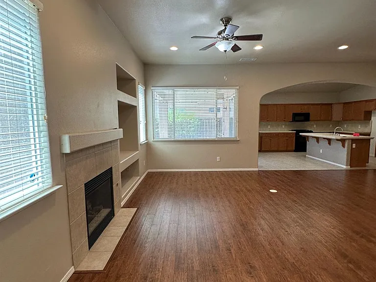 5541 N Plum Ln — Photo 2