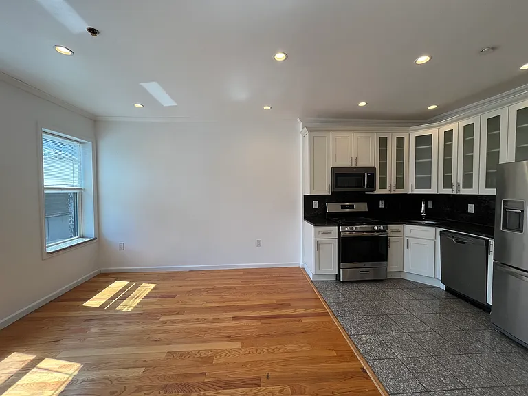 377 Danforth Ave #1R — Photo 3