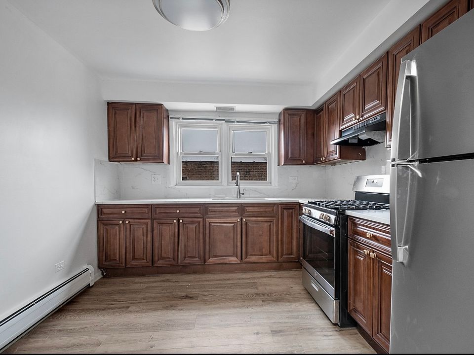 1st image of 6645 N California Ave #303