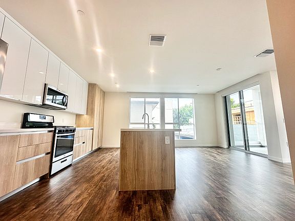 4th image of 716 N Sweetzer Ave #201