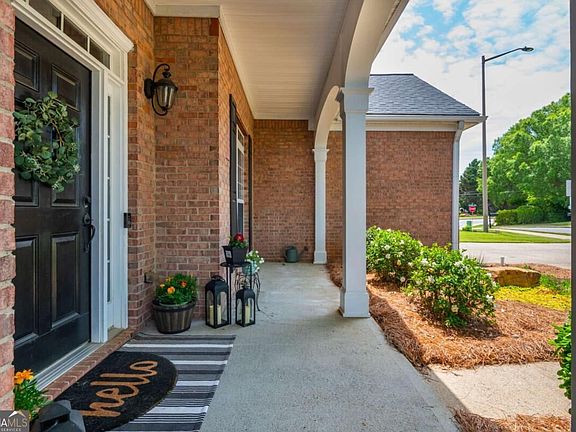 5th image of 615 Mae Ln