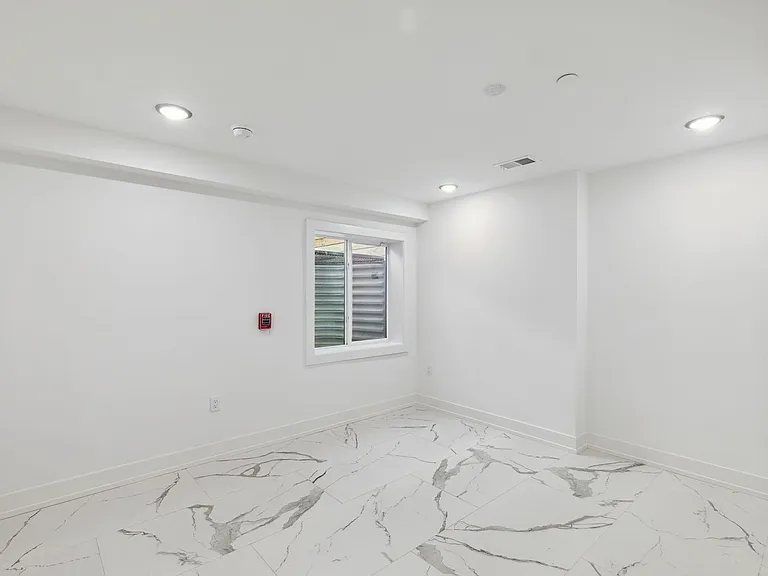 2550 Hope St — Photo 21