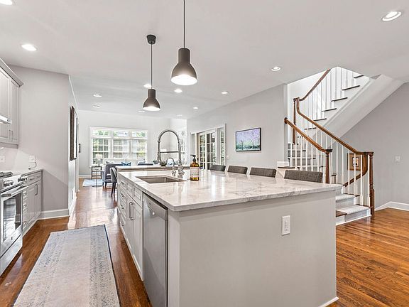 5th image of 37 Pickett Pl
