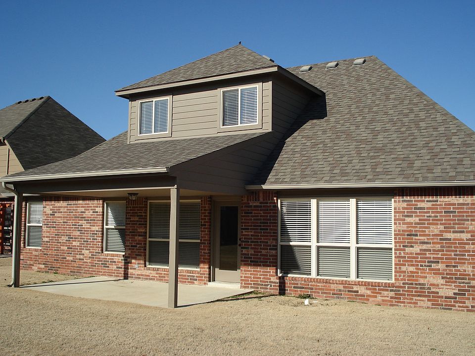 Large back yard with covered patio for grilling