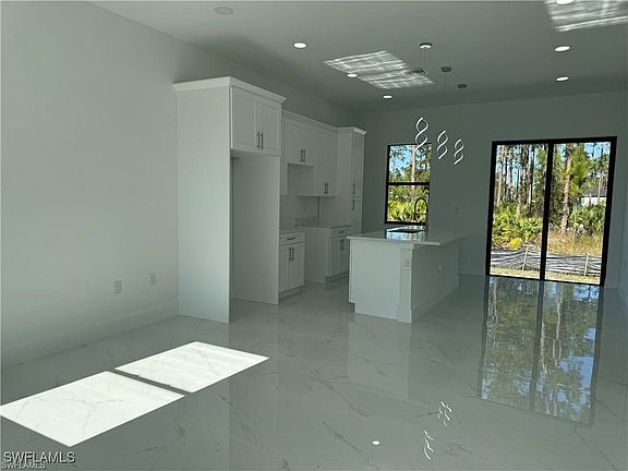 3rd image of 653 Stanley Ave S