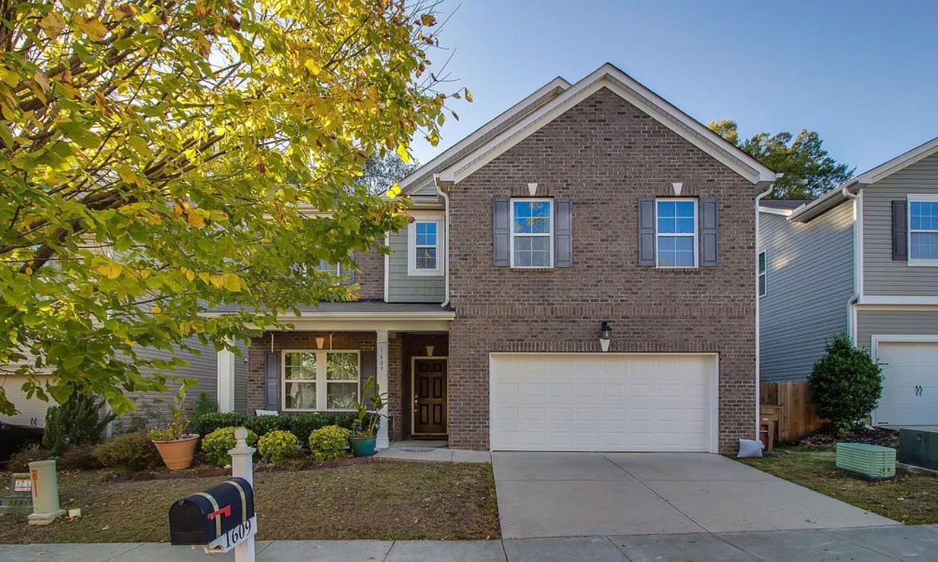 5 bed, 2702 sqft, $2,950 — Photo 2
