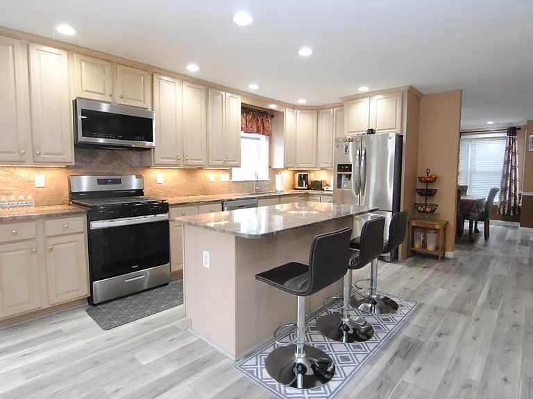 27 Hollyhock Ave — Photo 2