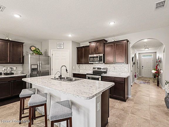 4th image of 426 Snook Pl