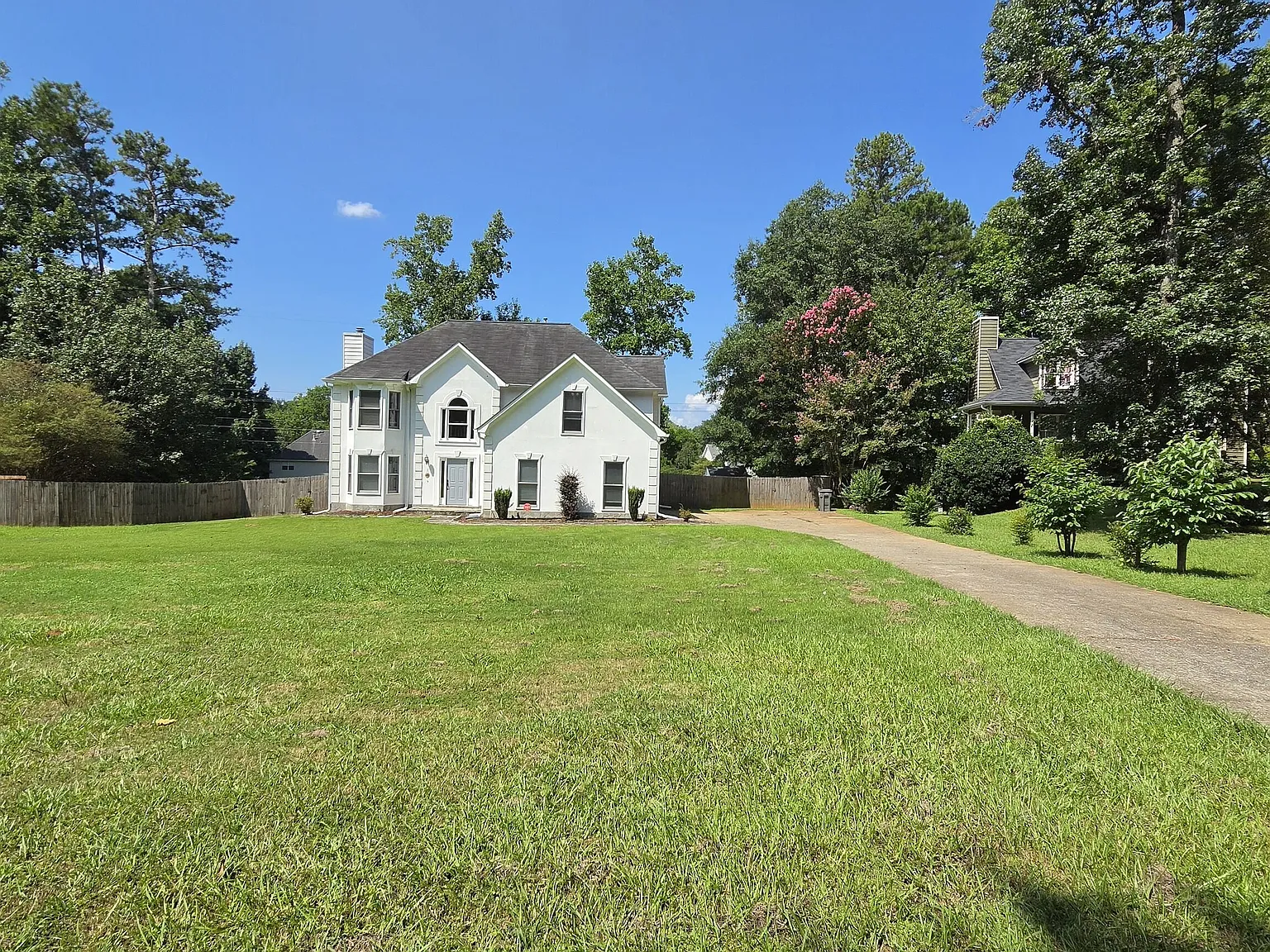 4 bed, 2.5 bath, 2388 sqft, $2,500 — Photo 2