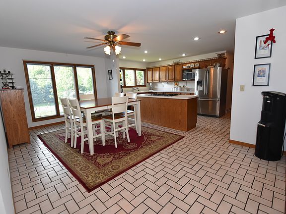 3rd image of 340 Carriage Hill Ct