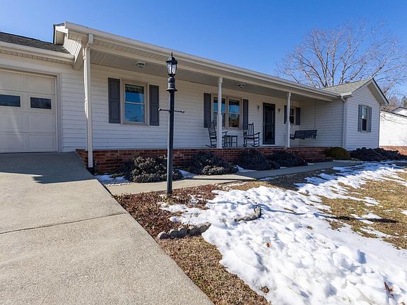 3rd image of 511 Darrell Ln