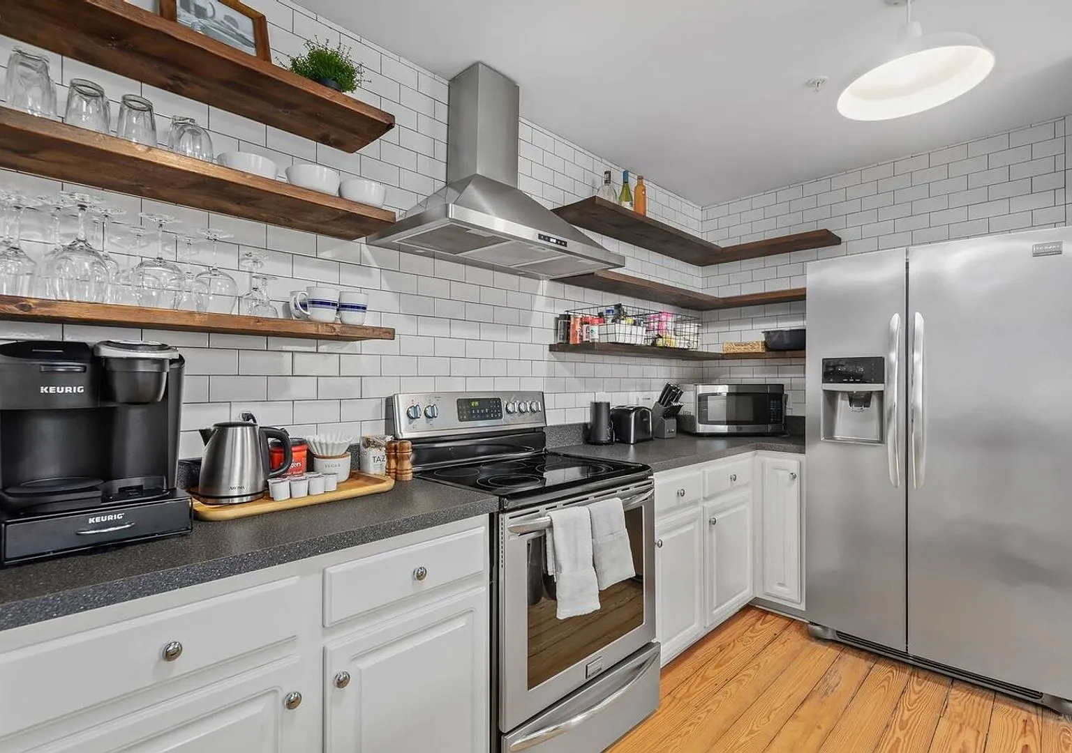 Rare Top-Floor Loft in Elizabeth with 22' Ceilings, Gated Parking and Walkable Dining — Photo 3