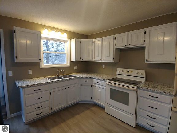 3rd image of 438 Donnelly St