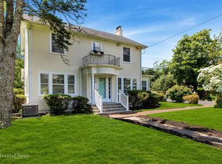 848 S Country Rd, East Patchogue, NY 11772