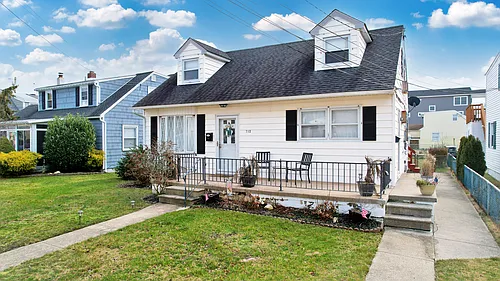 712 W Beach Ave #A Photo 1