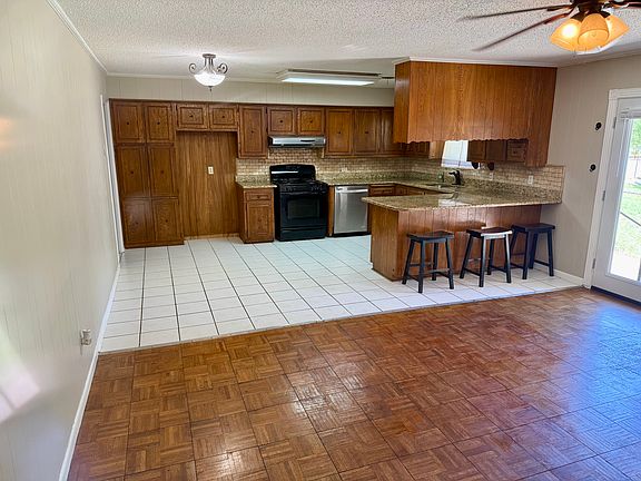 5th image of 400 White Oak Dr