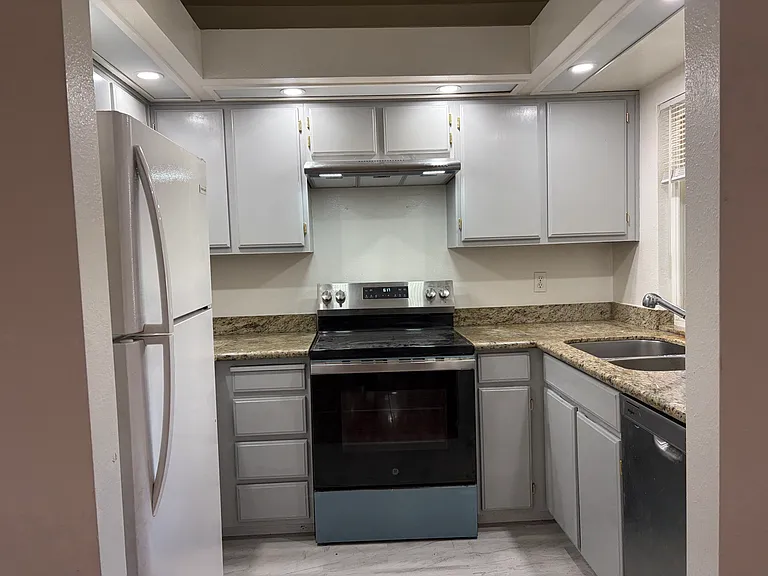 120 Hackamore Ln — Photo 3